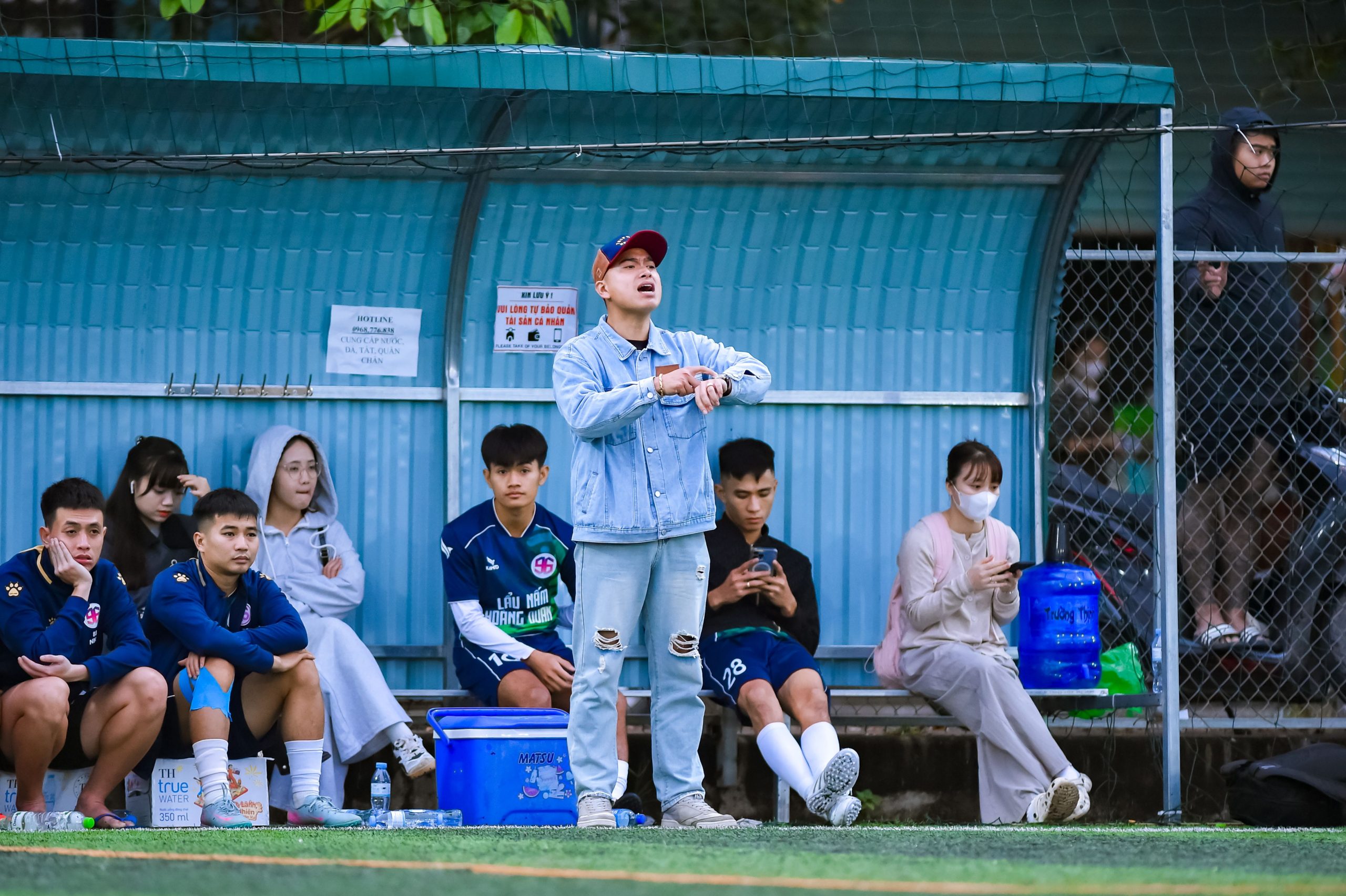entraineur qui donne des consignes football